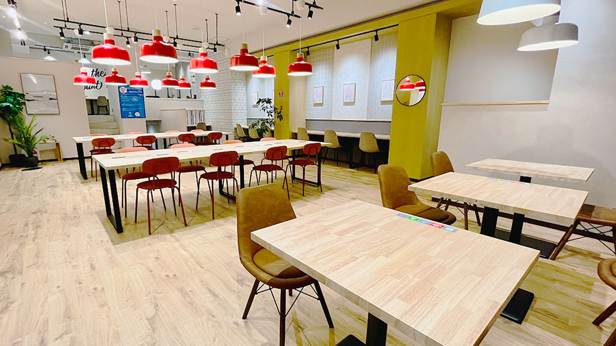 カウンター席と自販機